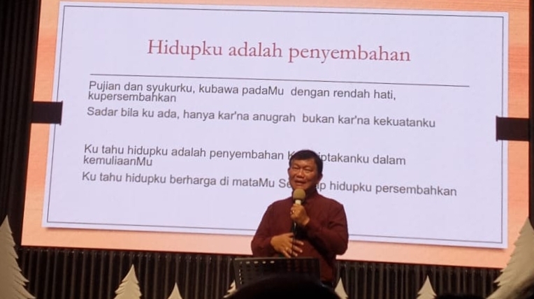 IMG 20241224 WA0089 1 Evangelis Anton Sutrisno saat menyampaikan khotbahnya di Natal GPdI Rengel Tuban, Selasa (24/12/2024) (Steven / Kabarterdepan.com)