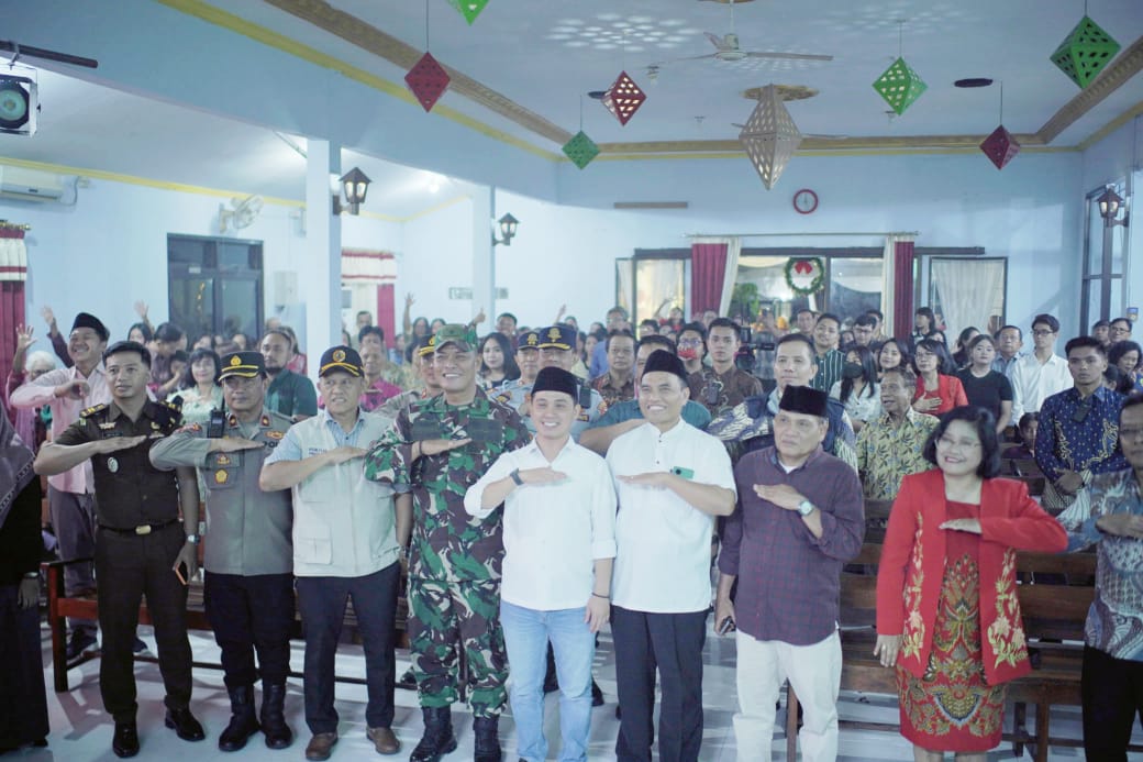 Bupati Mojokerto terpilih yang juga menjabat sebagai Wakil Bupati Mojokerto, Gus Barra meninjau keamanan dan kenyamanan ibadah natal di GKJW Wates Mojokerto, Selasa (24/12/2024) (Innka / Kabarterdepan.com)