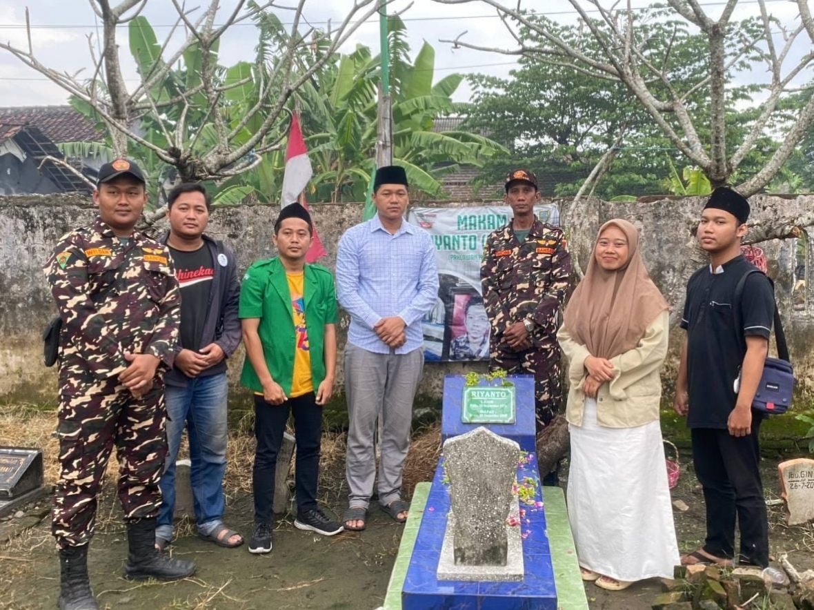 Koordinator Gusdurian Mojokerto Muhammad Kholilulloh dan rombongan berziarah ke. makam almarhum Riyanto, sosok Banser yang berkorban demi kemanusiaan saat Ibadah Natal di GAJADI Eben Haezer, Minggu (24/12/2000) (Steven / Kabarterdepan.com) 