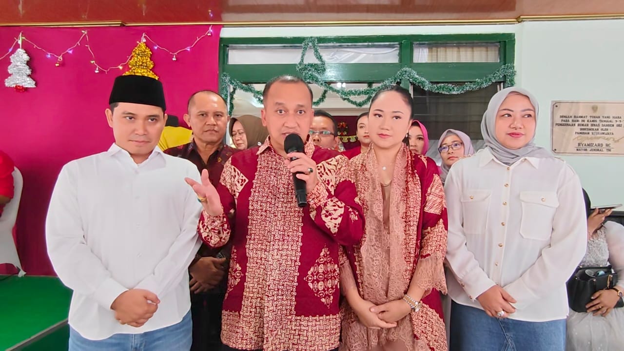 Danrem 082/ CPYJ Kolonel Inf Batara Alex Bulo menyampaikan imbauan dan pesan Nataru saat Open House di rumah dinasnya, Rabu (25/12/2024) (Steven / Kabarterdepan.com) 