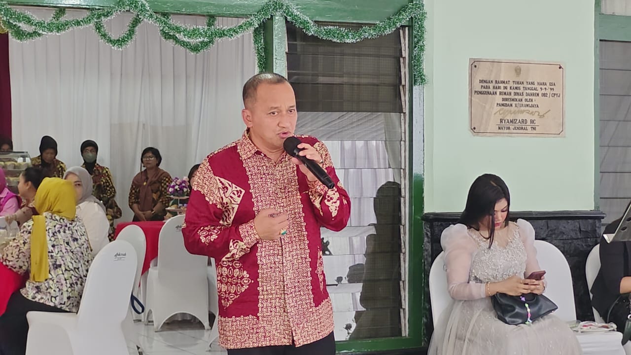 Danrem 082/ CPYJ Kolonel Inf Batara Alex Bulo menyanyikan lagu saat open house (Steven / Kabarterdepan.com) 