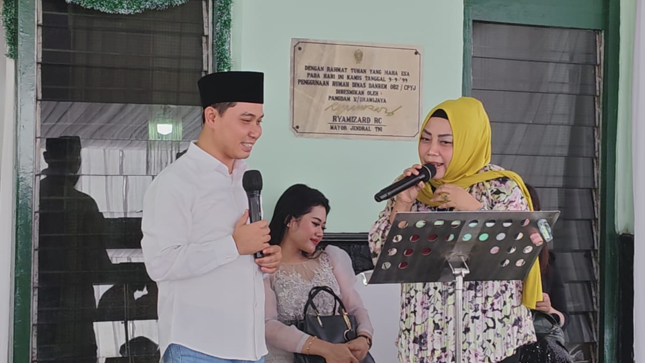 Bupati Mojokerto terpilih Gus Barra bersama Rindahwati menambahkan kehangatan dengan menyanyikan sebuah lagu di Open House Danrem 082/CPYJ (Steven / Kabarterdepan. com) 
