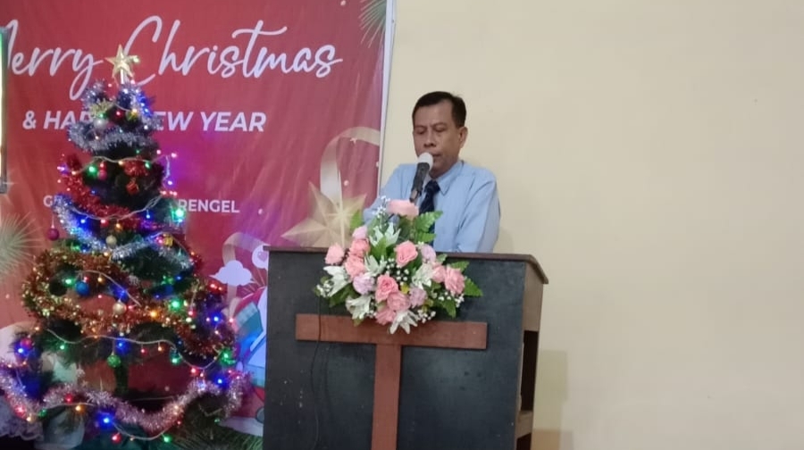 Usung tema "Marilah Sekarang Kita Pergi ke Betlehem", Pendeta Yoseph menyampaikan khotbahnya di GPPA Rengel Tuban, Rabu (25/12/2024) (Steven / Kabarterdepan.com)