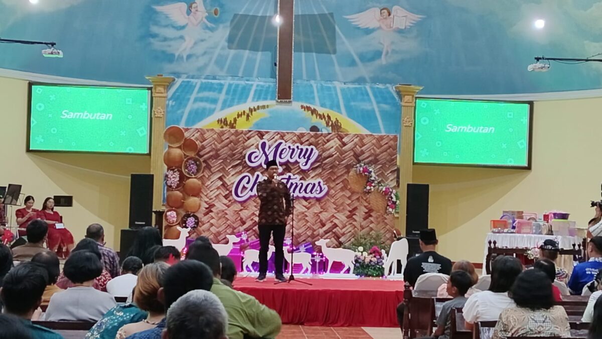 Semangat kebersamaan di Perayaan Natal GPIB Immanuel, Ketua Gusdurian Mojokerto, Mochamad Kholiluloh berikan sambutan hangat, Jumat (27/12/2024) (Innka / Kabarterdepan.com) 