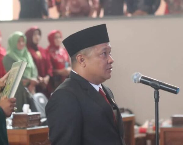 Jemi Hendra Resmi Dilantik jadi Ketua DPRD Kabupaten Dharmasraya