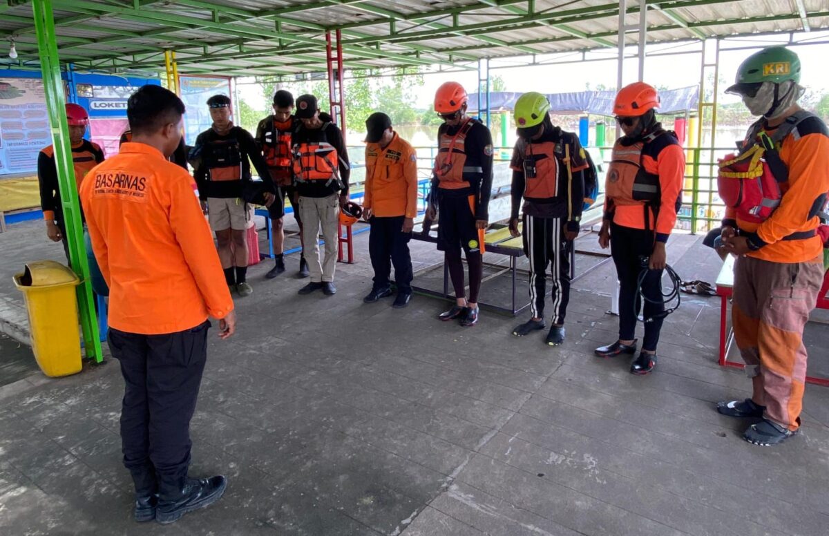 IMG 20241230 WA0061 1 Petugas gabungan melakukan korodinasi penutupan operasi SAR pencarian Teguh Hendardi (24) yang menceburkan diri ke Sungai Brantas, Rolak 9, Mojoanyar Senin (23/12/2024) lalu (Redaksi / Kabarterdepan.com)