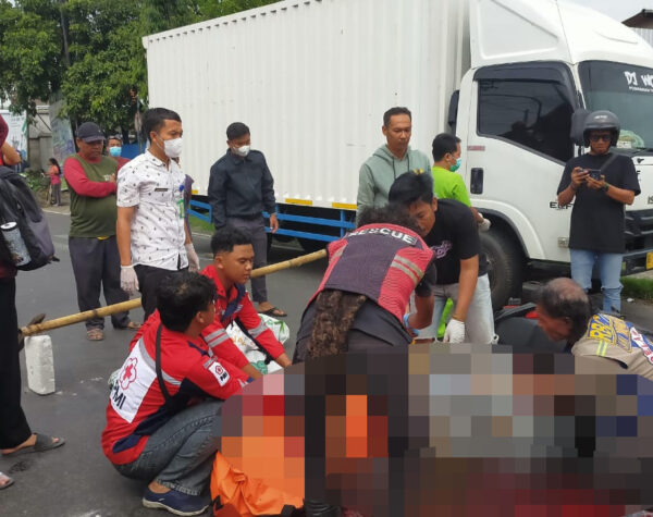 Petugas mengevakuasi jenazah korban, Mas'ud Yunus (44) di Jalur Bypass, Desa Jambuwok, Kecamatan Trowulan, Kabupaten Mojokerto, Minggu (1/12/2024) pagi sekitar pukul 08.30 WIB (Andy / Kabarterdepan.com)