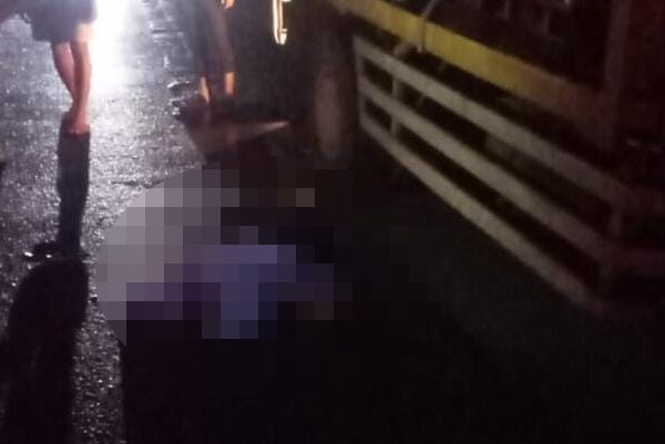 Kondisi korban saat tergeletak usai menabrak truk parkir di Jalan Raya Mojosari-Trawas, Desa Sekargadung, Kecamatan Pungging, Kabupaten Mojokerto (Andy / Kabarterdepan.com)