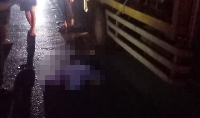 Kondisi korban saat tergeletak usai menabrak truk parkir di Jalan Raya Mojosari-Trawas, Desa Sekargadung, Kecamatan Pungging, Kabupaten Mojokerto (Andy / Kabarterdepan.com)