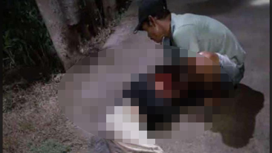 Kondisi korban saat ditemukan di jalan area persawahan, Dusun Jelak, Desa Tunggal Pager, Kecamatan Pungging, Kabupaten Mojokerto, Senin (16/12/2024) malam (Andy / Kabarterdepan.com)