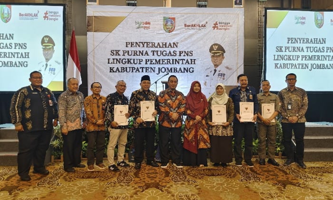 Memasuki Masa Pensiun, Pj Bupati Jombang Serahkan 104 SK Purna Tugas PNS Pemkab Jombang