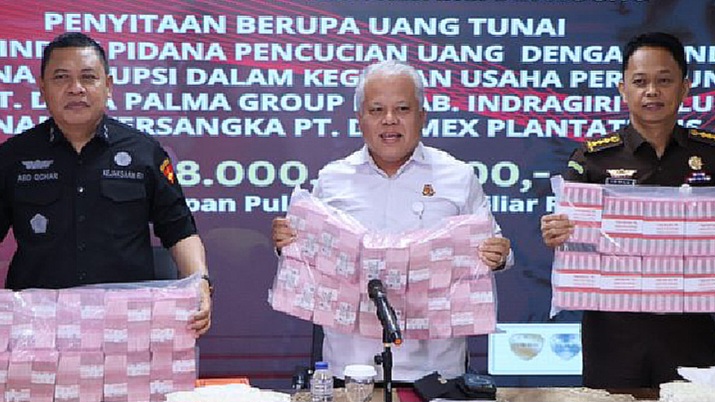 Potret tim penyidik kejagung beserta uang tunai Rp.288 Milyar dalam kasus PT.Duta Palma Group (@DwiKurniawan7 / Kabarterdepan.com)