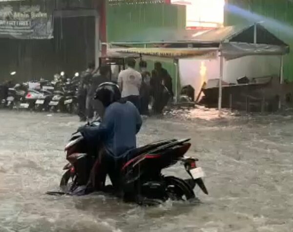Hujan Deras Sebabkan Genangan Air di Sepanjang Jalan Kota Mojokerto