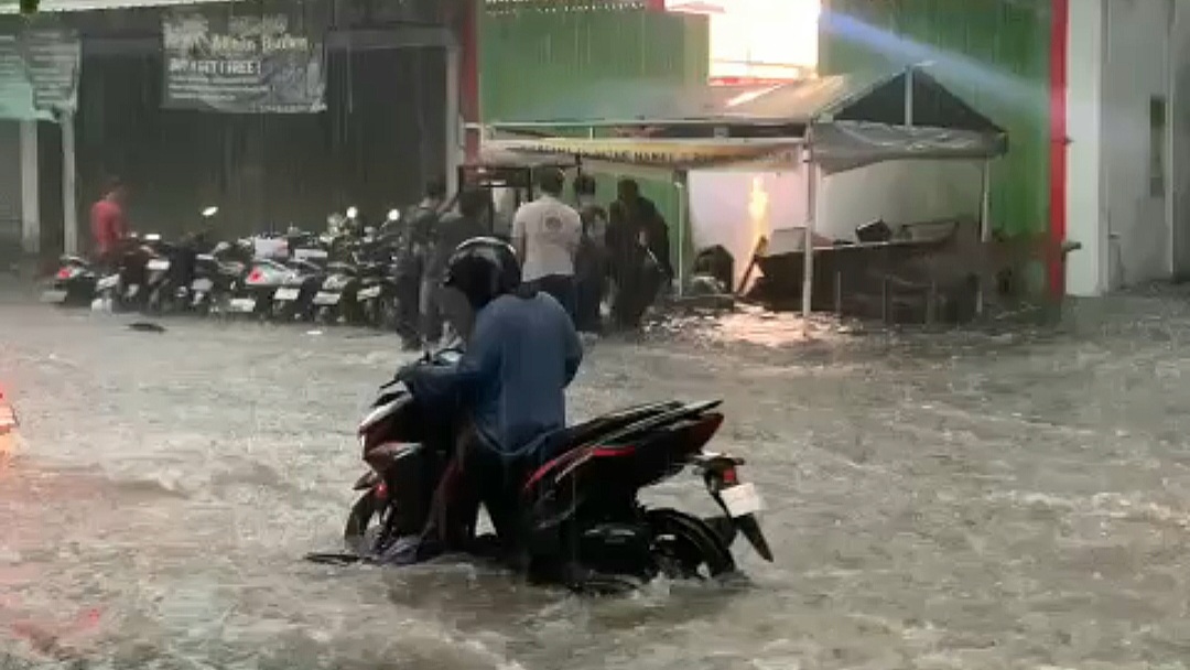 Salah satu potret genangan air di Mojokerto. (Firda / Kabarterdepan.com)
