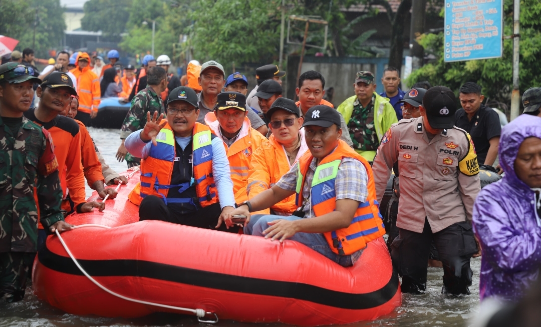 Kunjungi Banjir di Jombang, Mensos Gus Ipul Serahkan Bantuan Rp 300 Juta