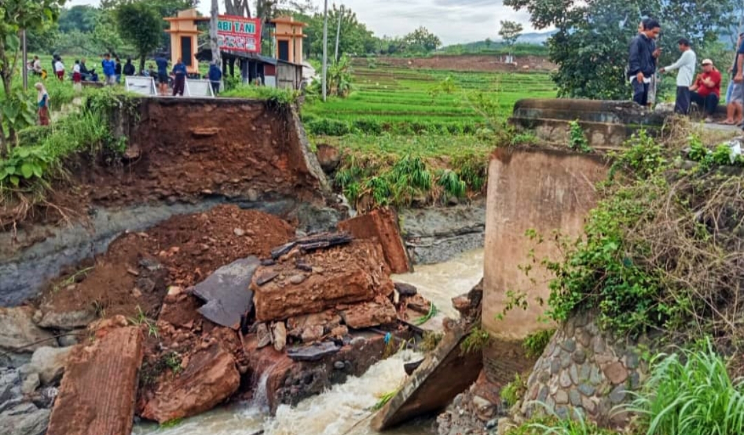 Detik-detik Hilangnya Jembatan Penghubung Jatim – Jateng Tersapu Arus Sungai