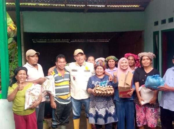 Wujud Solidaritas, Kades Muara Batang Angkola Madina Bersama Warganya Salurkan Bantuan Banjir Bandang Tantom Tapsel