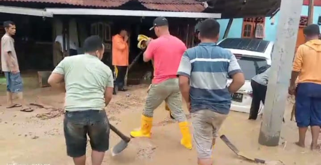 Pasca Banjir Bandang di Tapanuli Selatan, Warga Gotong Royong Bersihkan Material