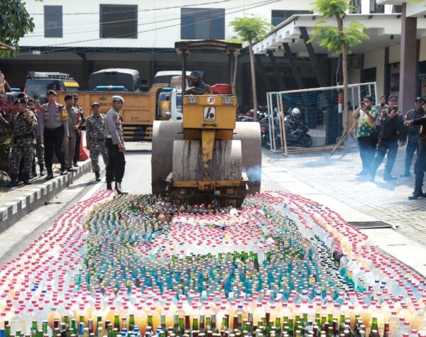 Jelang Nataru, Polres Jombang Musnahkan 3.627 Botol Miras Berbagai Merek
