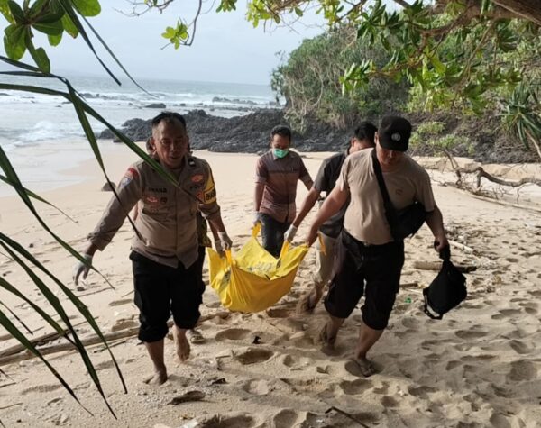 Jasad Perempuan Tanpa Identitas Ditemukan Membusuk di Pesisir Pantai Plengkung Banyuwangi