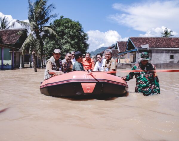 Naik Perahu Karet, Bupati Jember Tinjau  Lokasi Banjir di Desa Wonosari