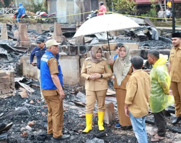 Wabup Atika Serahkan Bantuan untuk Korban Kebakaran di Tambangan Madina