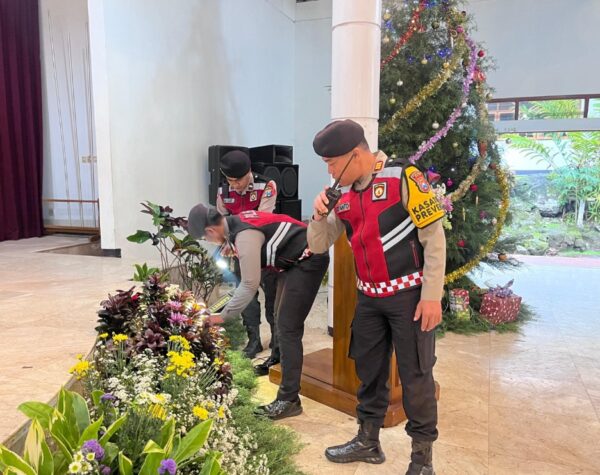 Pastikan Aman, Polres Batu Lakukan Sterilisasi Gereja Jelang Natal 2024