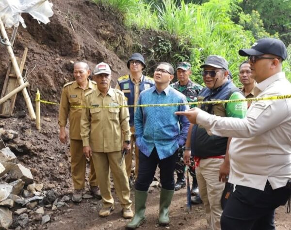 Pj Wali Kota Batu Tinjau Longsor Dampak Tambang Ilegal yang Meresahkan Warga