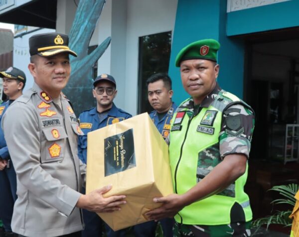 Kapolres Nganjuk Bersama Bhayangkari Kunjungi Pos Pengamanan Operasi Lilin 2024, Berikan Apresiasi kepada Petugas