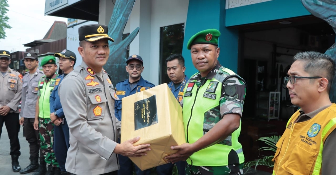 Kapolres Nganjuk Bersama Bhayangkari Kunjungi Pos Pengamanan Operasi Lilin 2024, Berikan Apresiasi kepada Petugas