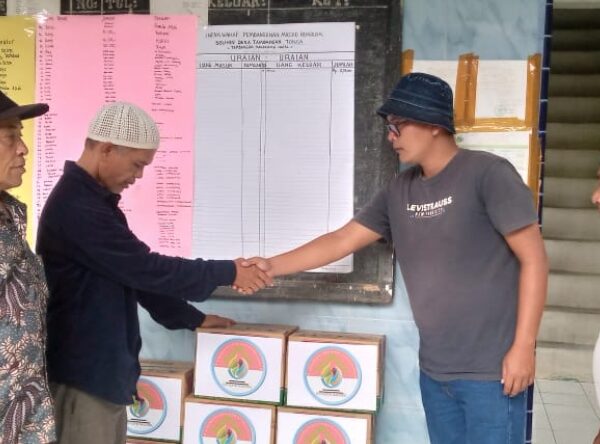 DPP Kopim Serahkan Bantuan Korban Kebakaran di Tambangan Tonga Madina