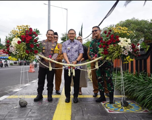 Pj Wali Kota Aries Resmikan Jembatan dan Pedestrian se-Kota Batu