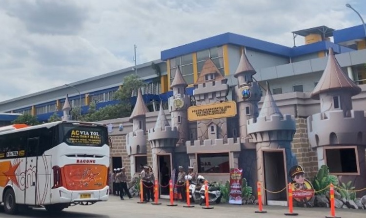 Posyan Nataru Ala Kastil di Sidoarjo, Sambut Nataru