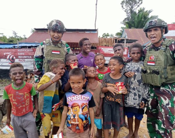 Bahagia Bersama Anak Papua, Satgas Yonif 503/Mayangkara Berbagi Biskuit