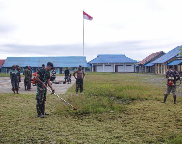 Peduli Lingkungan Bersih, Satgas Yonif 503/Mayangkara Babat Rumput Sekolah