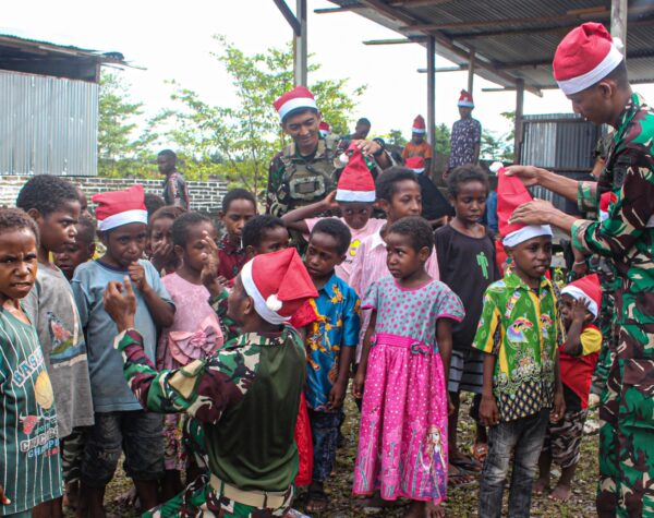 Sambut Hari Natal Penuh Kebahagiaan, Kesatria Mayangkara Bagikan Topi Santa
