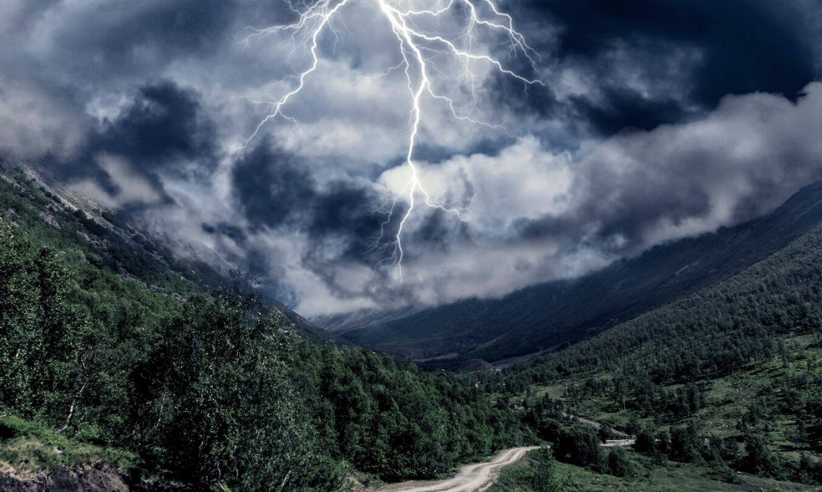 prakiraan cuaca hujan petir