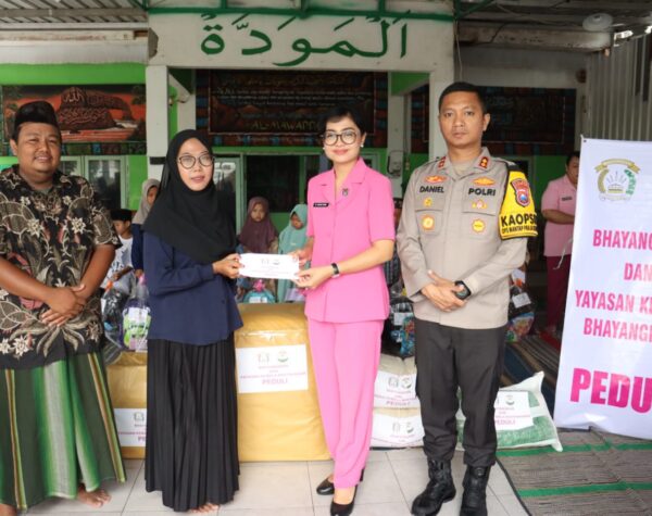 Berbagi Kebahagiaan, Kapolres Mojokerto Kota Dan Bhayangkari Santuni Anak Yatim Piatu