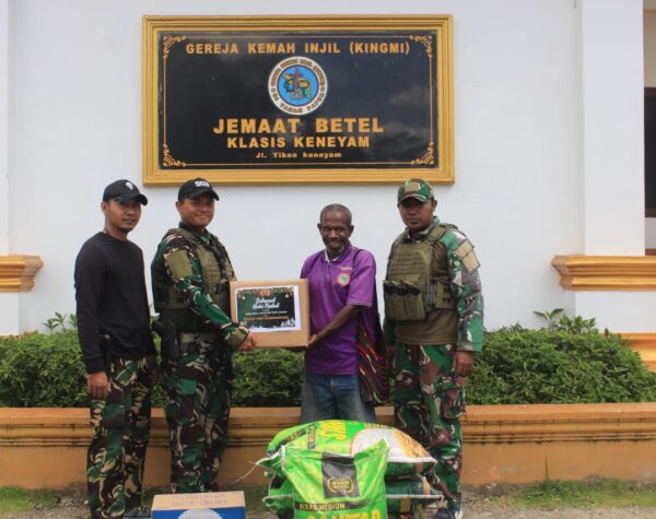 Bakar Batu Tradisi Adat Papua Pegunungan, Satgas Yonif 503/Mayangkara Berikan Dukungan Sembako