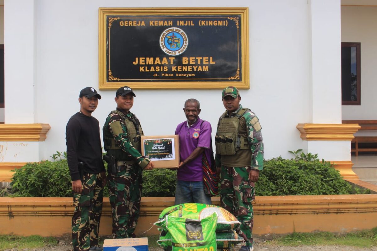 Bakar Batu Tradisi Adat Papua Pegunungan, Satgas Yonif 503/Mayangkara Berikan Dukungan Sembako