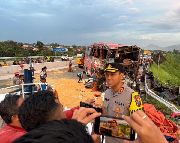 Gerak Cepat Polisi Evakuasi Korban Kecelakaan Bus di Tol Pandaan – Malang