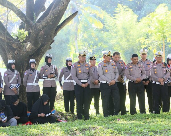 Kenang 20 Tahun Peristiwa Tsunami, Polda Aceh Bagikan Bunga ke Keluarga Korban