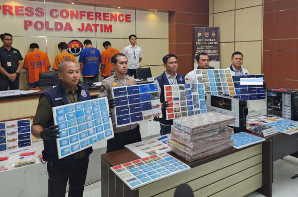 Polda Jatim Ungkap Sindikat Pencucian Uang dan Perjudian Online Beromset Rp200 Miliar