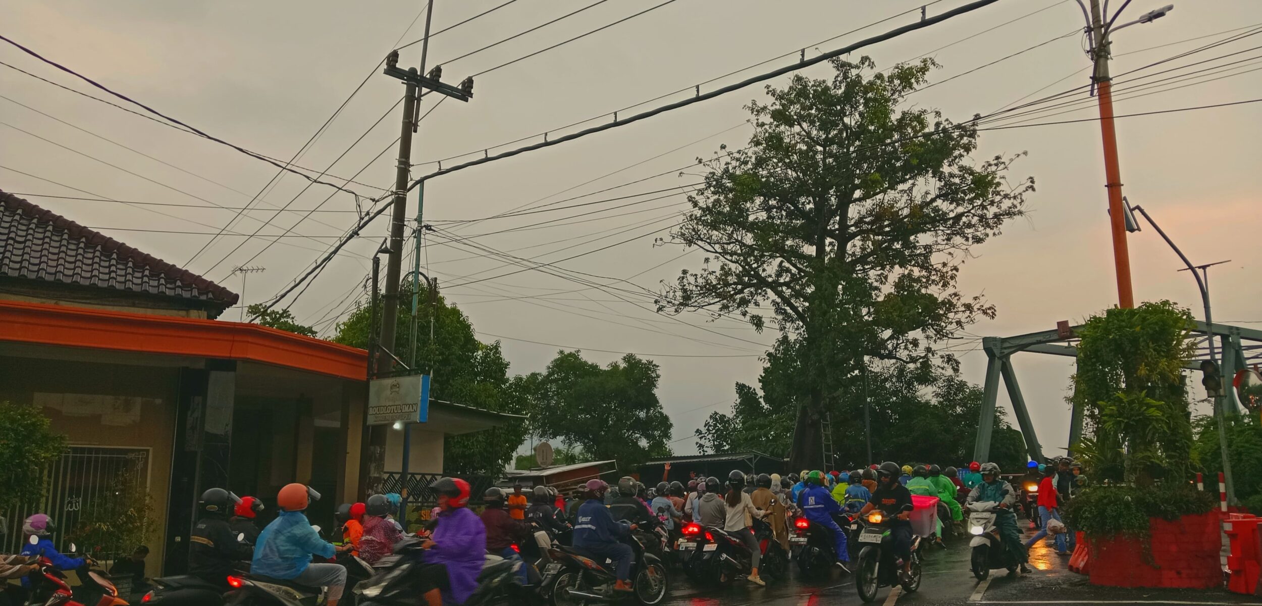 Hujan Lebat Sebabkan Kemacetan Parah di Jembatan Gedeg Mojokerto