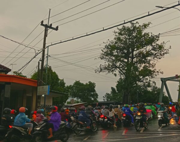 Hujan Lebat Sebabkan Kemacetan Parah di Jembatan Gedeg Mojokerto