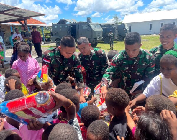 Hadir Membawa Kebahagiaan, Satgas Yonif 503/Mayangkara Bagikan Bingkisan untuk Anak Papua