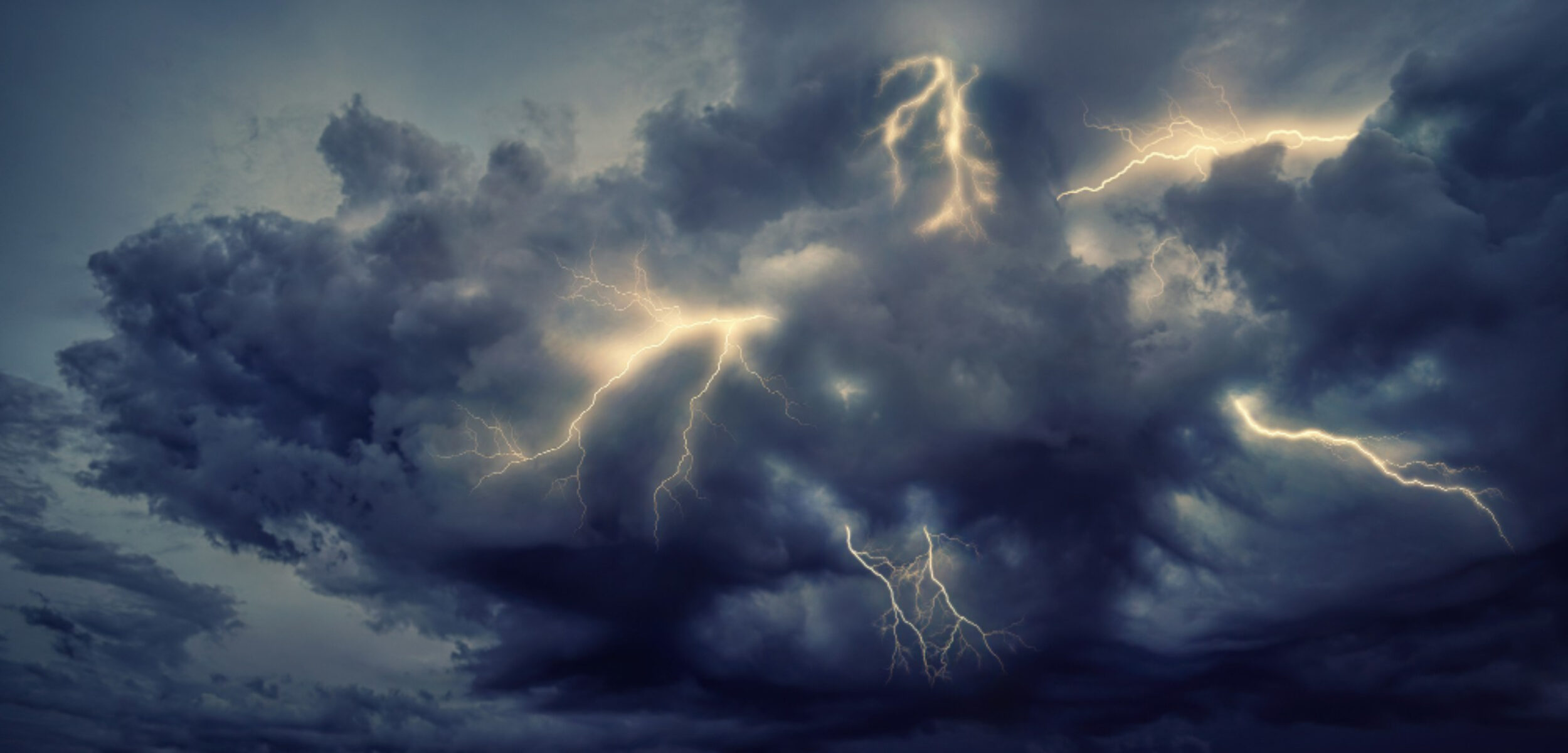 prakiraan cuaca hujan petir