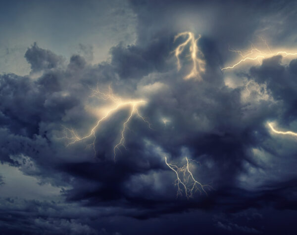 Cuaca Kabupaten Mojokerto, 16-17 April 2025 Hujan Petir