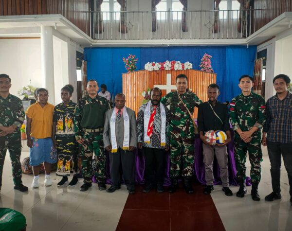 Satgas Yonif 503/Mayangkara Berbagi Kebahagiaan Bersama Jemaah Gereja