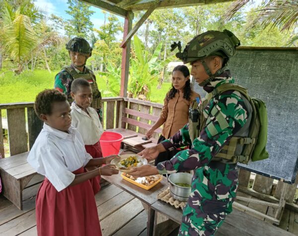 Dukung Program Pemerintah, Satgas Yonif 503/Mayangkara Gelar Makan Bergizi Gratis di Papua Pegunungan